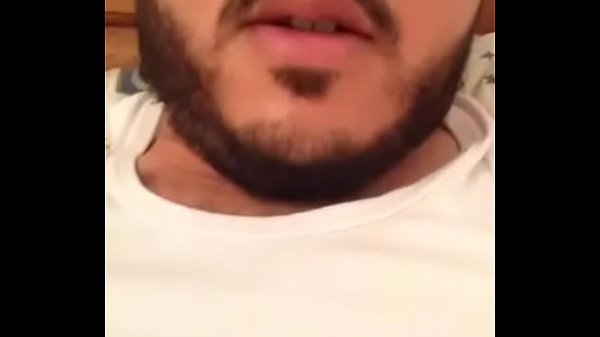 Ragazzo che mostra il suo cazzo davanti alla telecamera