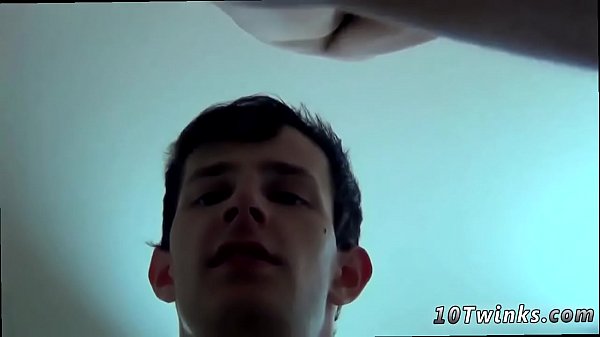 Ragazzo gay piegato in avanti da vicino Bareback Boy Jessie viene coperto di sperma!