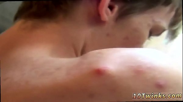 Lanciatore di ragazzi che fanno sesso tra loro e dito anale gay