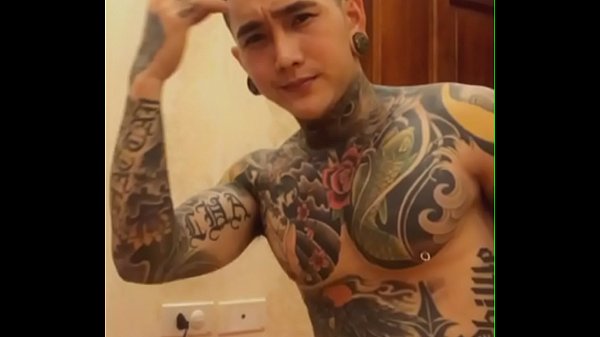 Hotboy tatuato mostra sesso su Blued