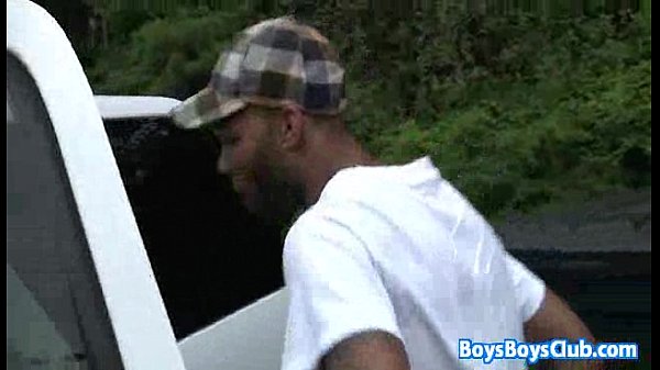 Enorme stallone nero che alleva un ragazzo muscoloso gay bianco 26