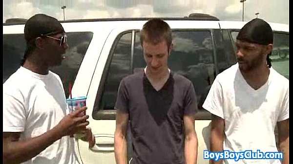 Enorme stallone nero che alleva un ragazzo muscoloso gay bianco 04