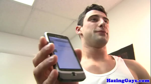 Novatadas amateur enculada mientras chupa