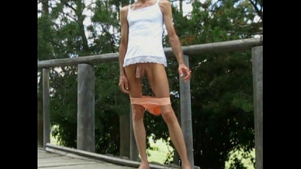 在户外肛门拳交，我的内裤被拉下来