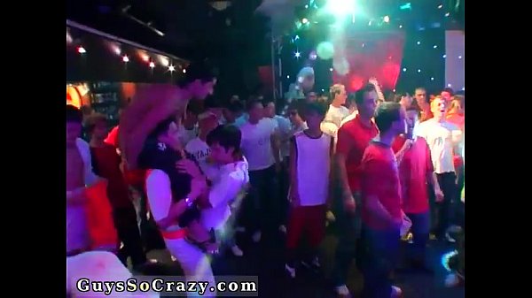 समूह समलैंगिक अश्लील यह भाप से भरे लंड चूसने वाले पार्टी गेम का एक और दौर है