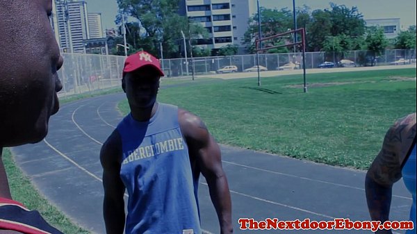 Morceau noir athlétique spitroasté dans un trio d'ébène