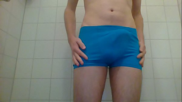 Twink zieht sich aus und spielt mit seinem Schwanz