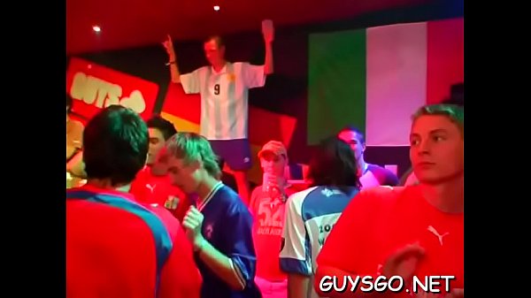 让坚硬的同性恋旋钮正确地操弄他们的喉咙