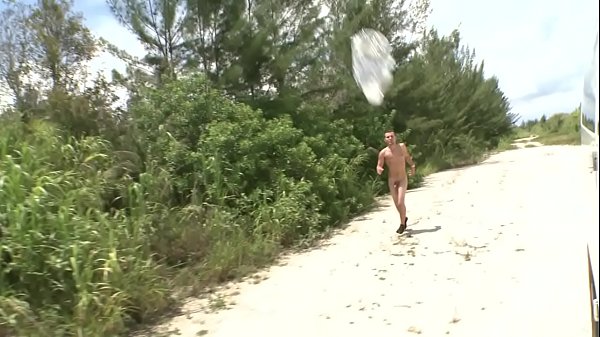 ÔNIBUS - Steven Ponce leva um pau racista e caipira na bunda