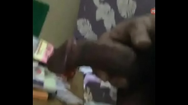 Mostrando grandi cazzi formosi che eiaculano su blu