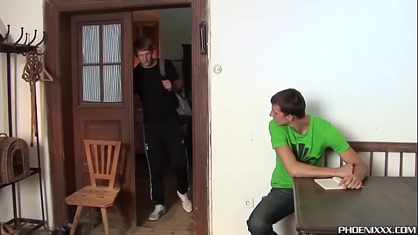 喜欢鸡巴的小伙子想看书，但反而肛交