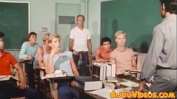 Sementales gay vintage follando a pelo hasta que estalla esperma caliente