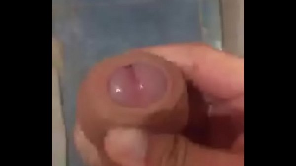 Pendejo argentino se pajea en la ducha y me dedica su lechita