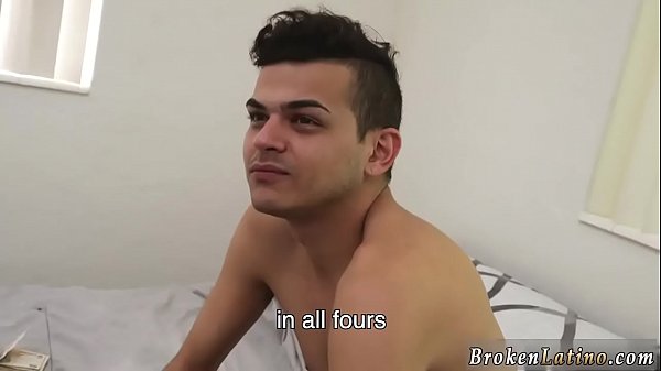 Un adolescent latino hispanique nu et toujours des films de jeunes gays