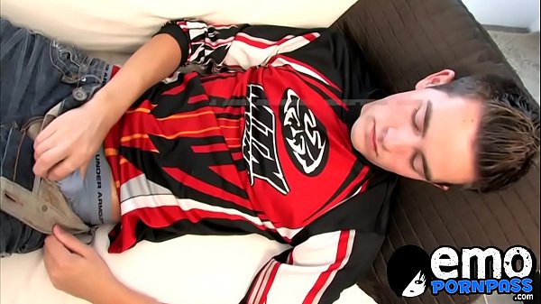 18yo đồng tính Jayden Taylor cums trong cốc sau khi chèn dương vật giả