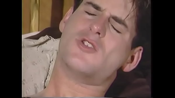 Il fusto biondo e arrapato Lee Jennings tocca le ruote alla fabbrica di Bourneville con il giovane e carino Lon Flexx dopo un giro della morte reciproco e un rimming del culo