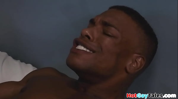 黑人种马在医生办公室无鞍之前接受口交