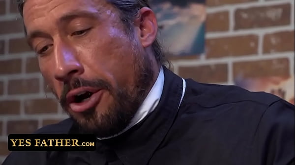 Giovane ragazzo viene sculacciato e forato con un dildo di vetro dal vescovo perché è cattivo e disonorevole