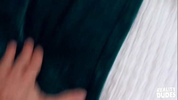 (Roman Eros) Vuole farsi un massaggio ma quando il massaggiatore gli tocca il buco del culo gli piace - Reality Dudes