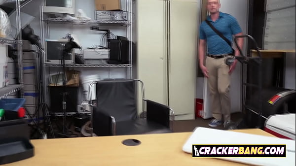 Gay Ass está levando uma surra forte do Big cock Hunk no escritório.