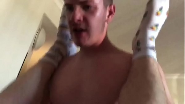 Von Grindr-Partnern ohne Kondom gefickt, während ihr Freund zuschaut und aufnimmt