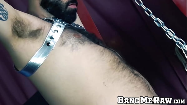 Tíos musculosos también realizan mamadas y rellenos a pelo