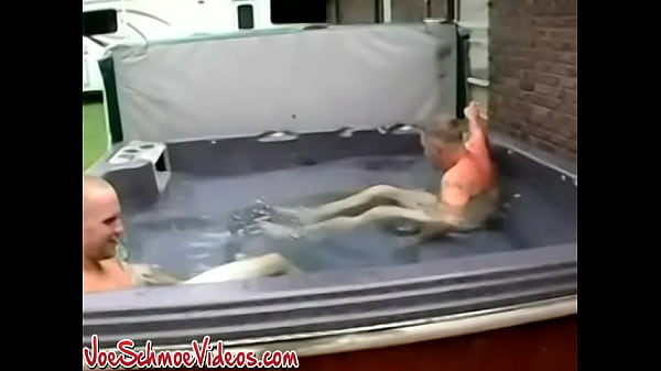 Tesão pendurado amadores chupando pau e se masturbando ao ar livre