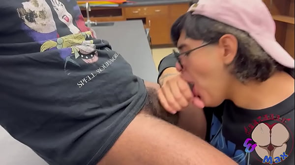 Cercando di non farsi prendere, Max martella la motosega in tutto il campus!