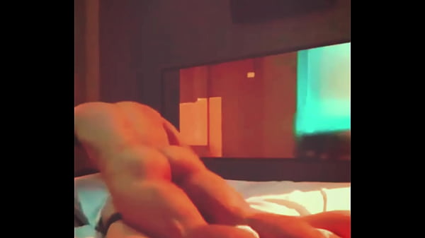 Mi vecino hetero culona me folla por primera vez a pelo en su casa después de ver una película