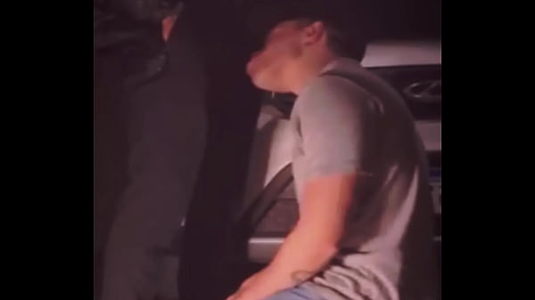 कुछ ड्रिंक्स के बाद मैं पड़ोसी के घर के बाहर उसका लंड चूसता हूं और वह मुझे और उसकी पत्नी को घर के अंदर नंगे पैर चोदता है