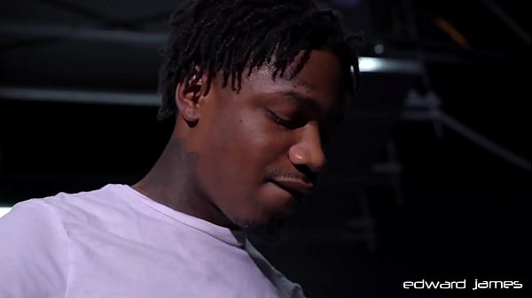 EdwardJames: Black Dude Sensation soffia e cavalca un grosso cazzo nero lungo e tremendo sul divano