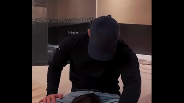 Delivery Uber musculoso con gorra me folla por el dinero extra que le ofrecí