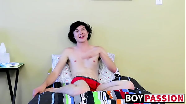 Twink puxa seu pau enorme e usa vibrador na bunda