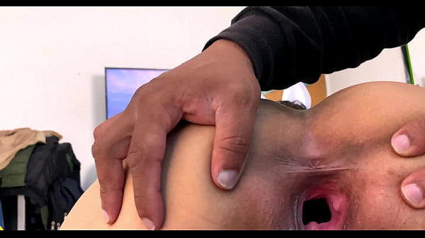 Heiße, hübsche Teenie-Strips – großer Arsch