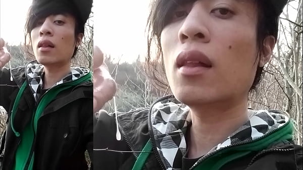 En extérieur, Jon Arteen masturbe sa queue de minet tumescente, éjacule du foutre qui colle à ses doigts et dégouline lentement.