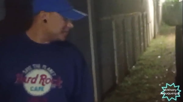 Paré el auto para orinar, pasó uno nuevo y me pidió teta, luego me llevó a su casa a follar mientras su esposa dormía@