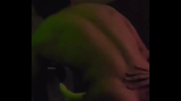 el activo atletico de espalda escultural se deja tocar el culo por 1era vez