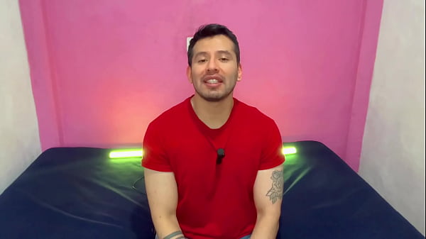 ¡Un soldado musculoso y talentoso se aprovecha del culo de un joven universitario! historia sexual