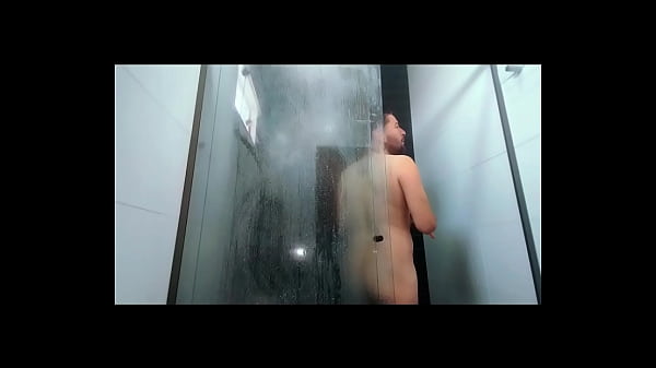 小屁股喝完奶后，我又去卫生间准备了。