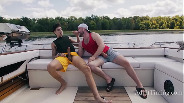 直蓝色球在蓝色水域上变得同性恋 - 安吉尔·埃利亚斯、马库斯·麦克尼尔