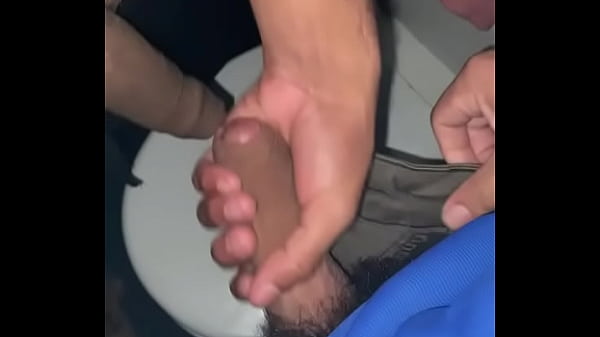 No BANHEIRO DA BOATE 23cm do Pauzudo a gente se pegando no Banheiro