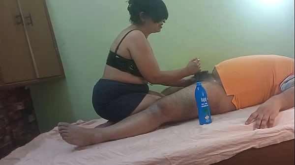 La figa e il culo indiani Bhabhi XXX succhiano e scopano con un elettricista in un video di sesso completo con audio hindi chiaro