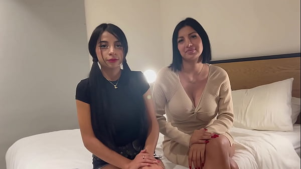 19-jähriger Teenager mit riesigen natürlichen Titten bringt Stiefmutter zu ihrem ersten Pornocasting