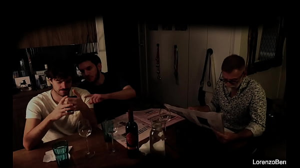 Exhibitionistisches schwules Paar vor echtem Opa (alt und jung)