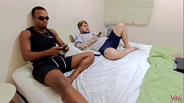 Perdi no videogame pro moleque gostoso meter a rola no meu cuzinho (COMPLETO NO RED)