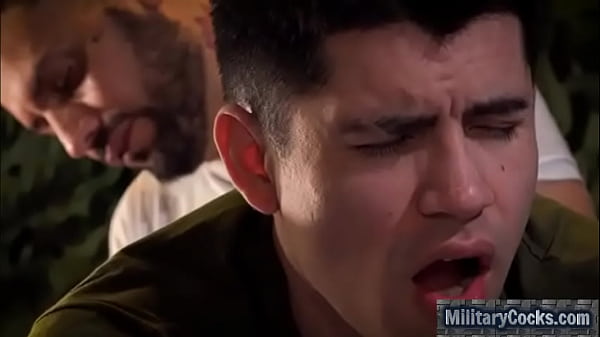 Lateinischer Soldat mit großem Schwanz bestraft