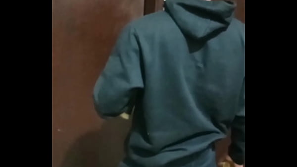 un vándalo hizo graffiti en mi puerta, lo pillé y le comí el culo