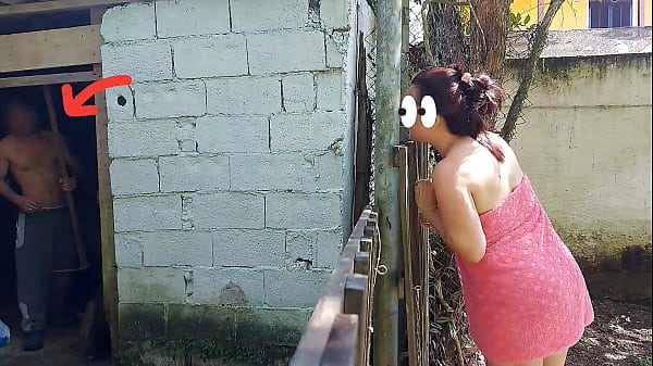 Die Dusche funktioniert nicht, eine verheiratete Frau bittet den Hausmeister um Hilfe, indem sie nur ein Handtuch benutzt, und bezahlt mit Sex