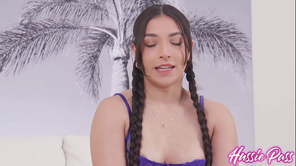 La teenager latina mostra il video