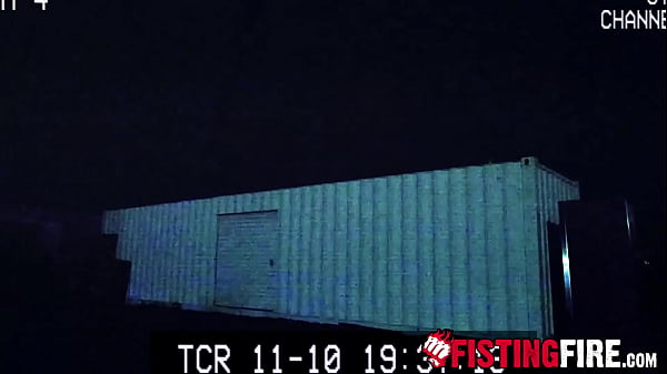 Le tatoué Andrew Delta a fouetté son soumis ligoté en ne portant qu'un harnais et un jockstrap.